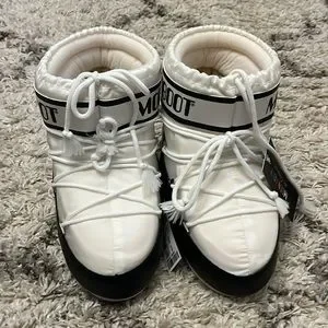 Moonboots ホワイト　サイズ39/41 Moon Boot Chunky lace-up Boots | White | FARFETCH